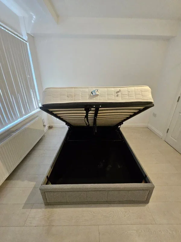 Room Manor Road in Greater London