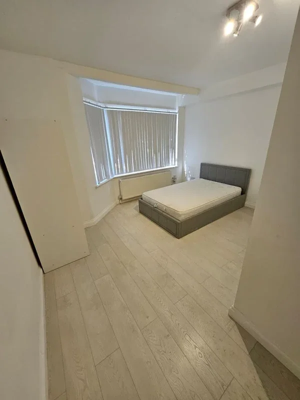 Room Manor Road in Greater London