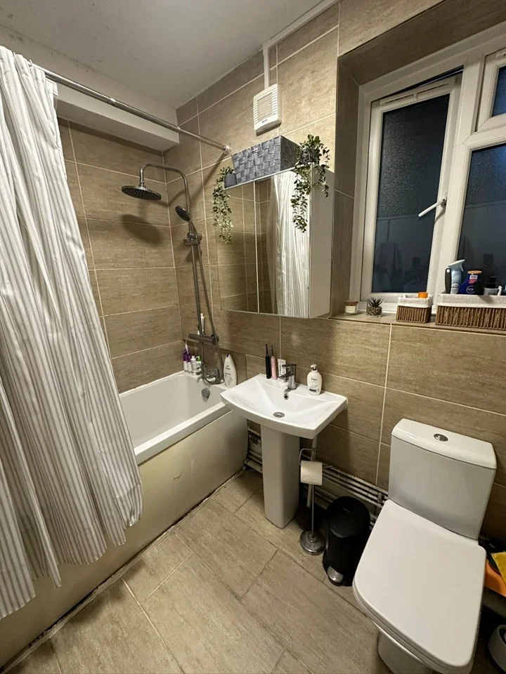 Flat Clarendon Road in Greater London
