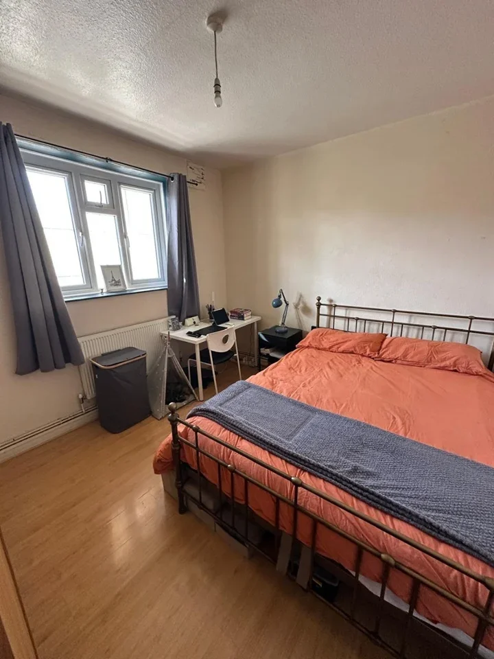 Flat Clarendon Road in Greater London