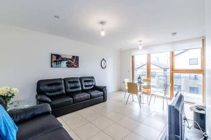 Flat Blackwall Way in Greater London