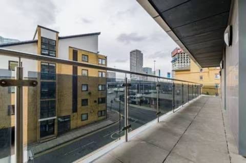 Flat Blackwall Way in Greater London