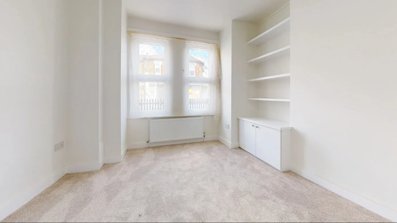 Flat Fortescue Road in Greater London