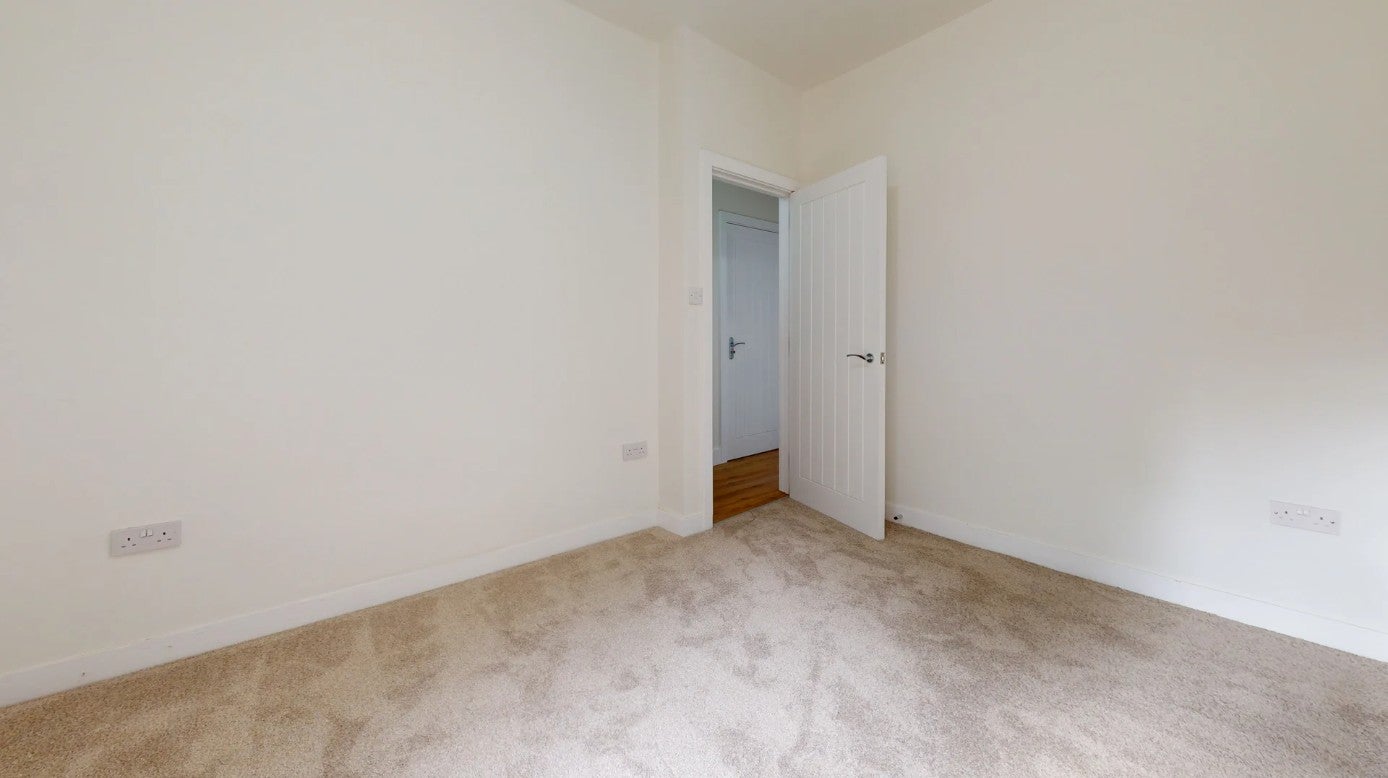 Flat Fortescue Road in Greater London