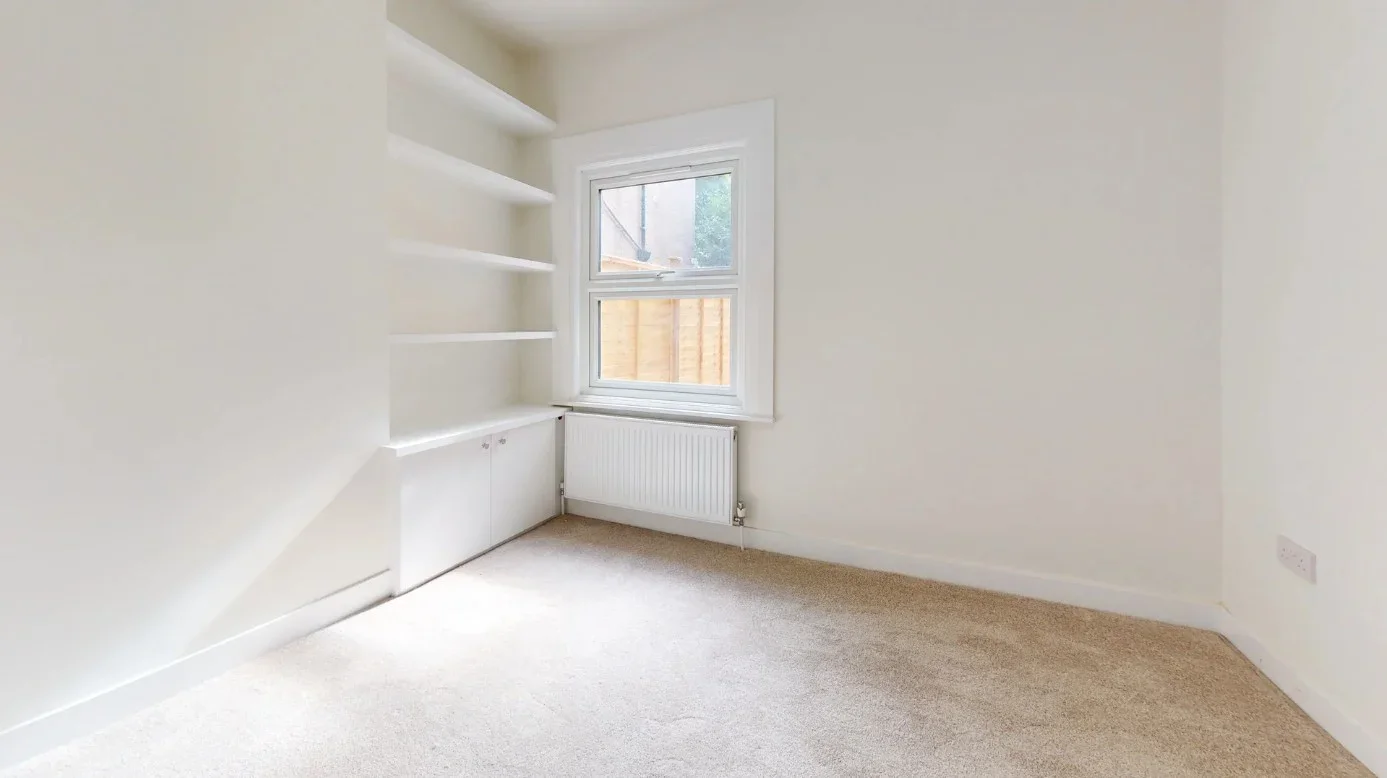 Flat Fortescue Road in Greater London