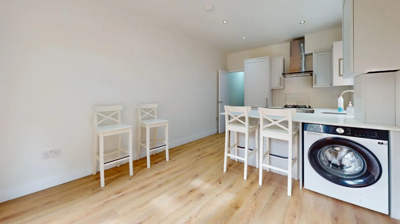 Flat Fortescue Road in Greater London