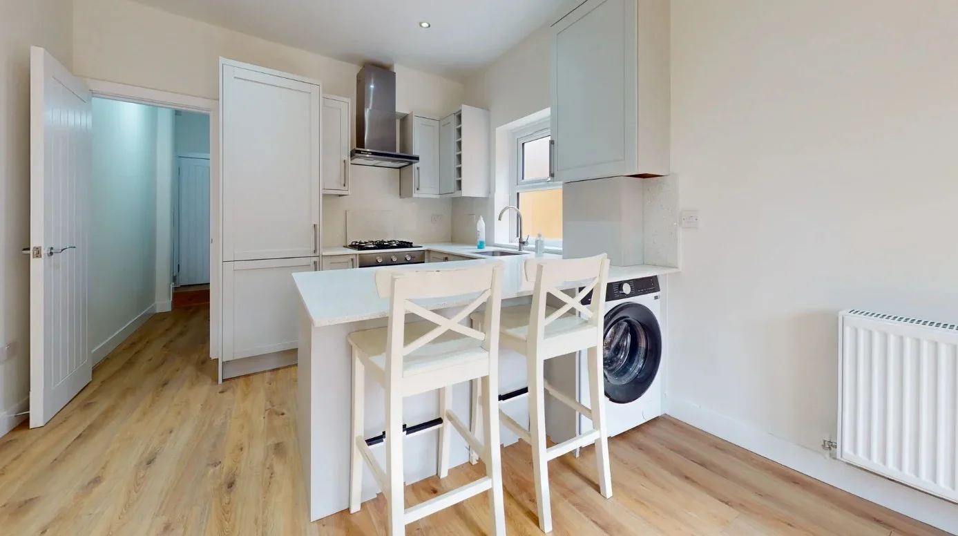 Flat Fortescue Road in Greater London