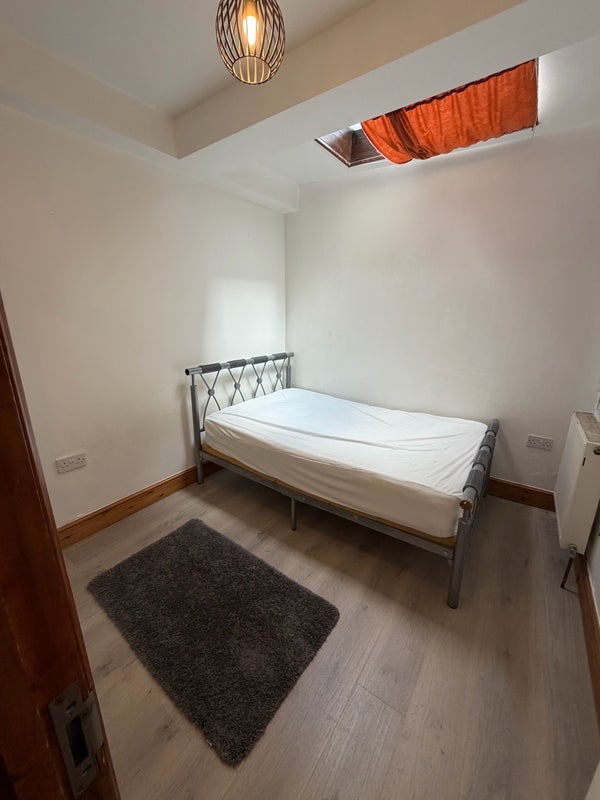 Room Calderon Road in Greater London