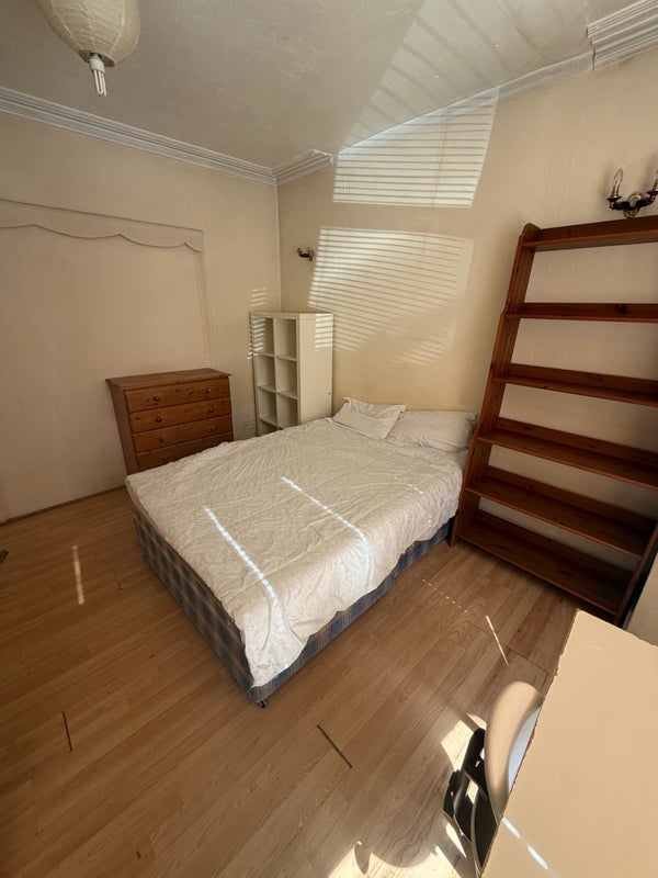 Room Calderon Road in Greater London