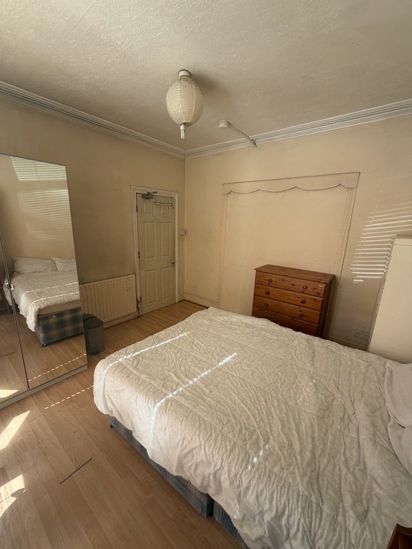 Room Calderon Road in Greater London