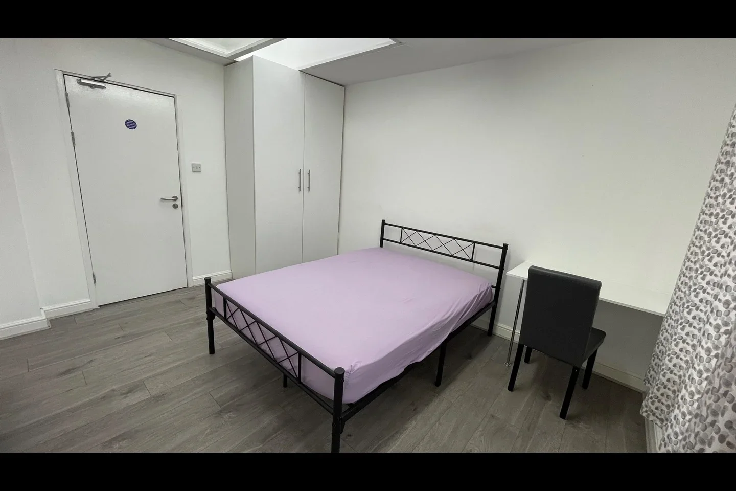 Room Everard Avenue in Slough