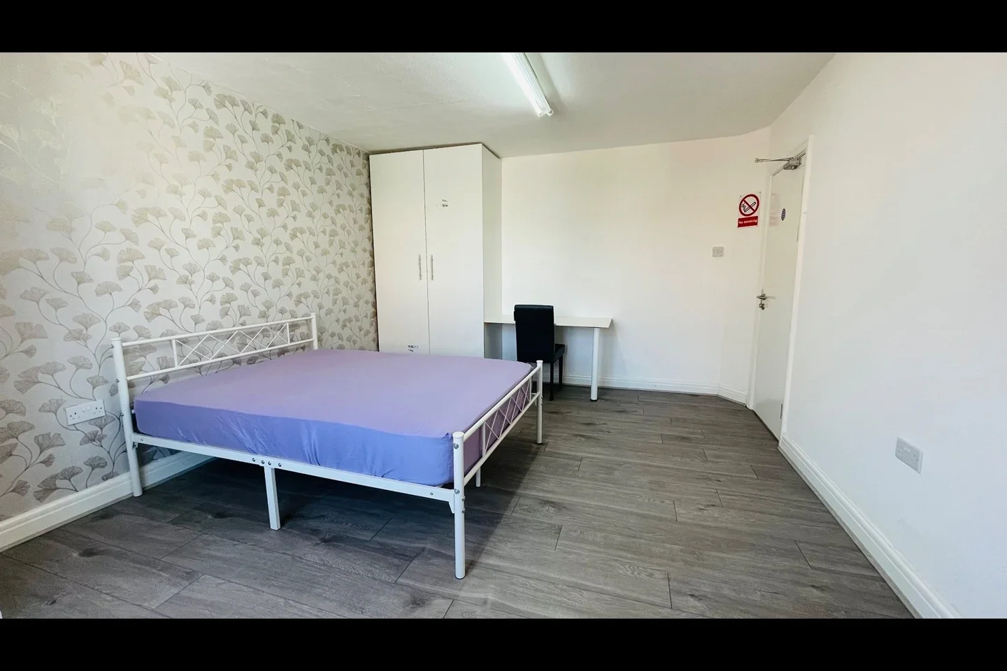 Room Everard Avenue in Slough