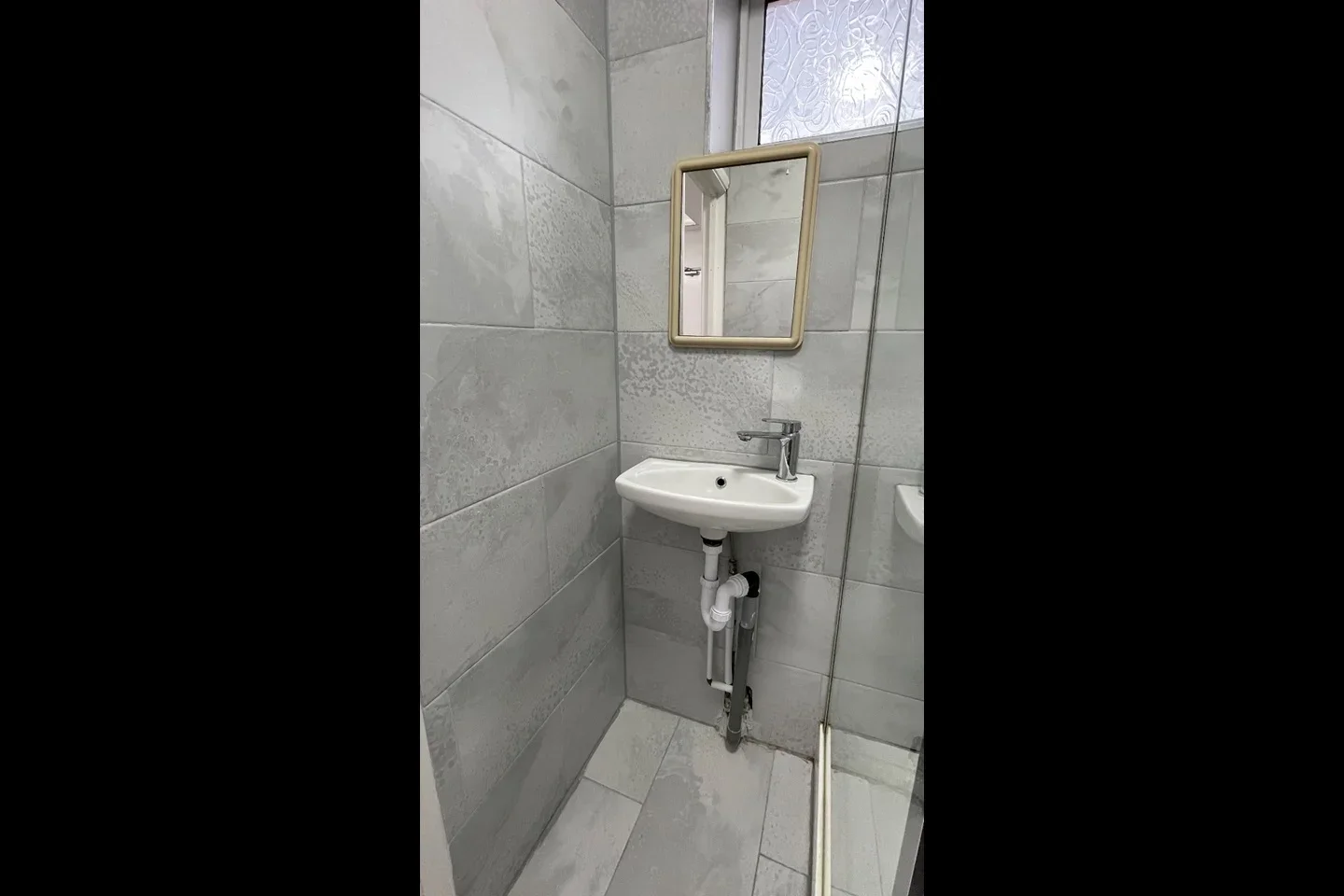 Room Everard Avenue in Slough