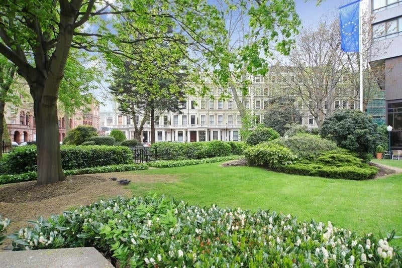 Flat Ashburn Gardens in Greater London