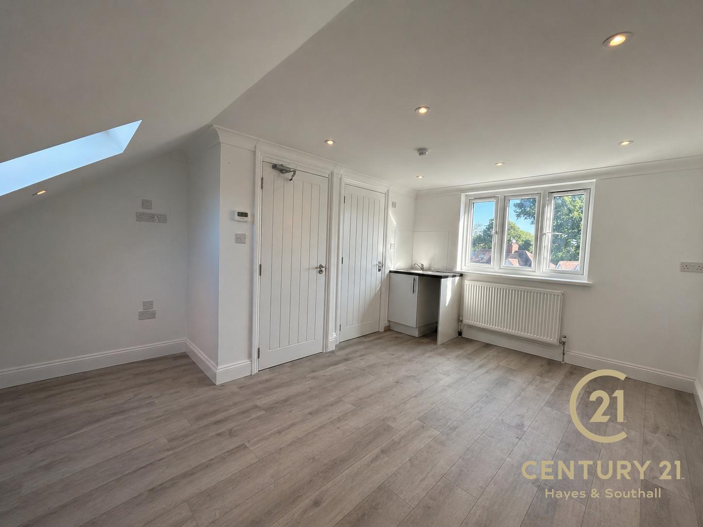 Room Cleveley Crescent in Greater London