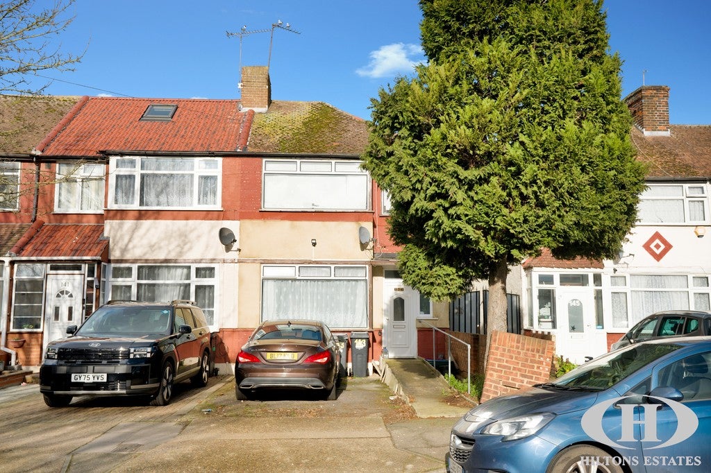 House Wentworth Road in Greater London