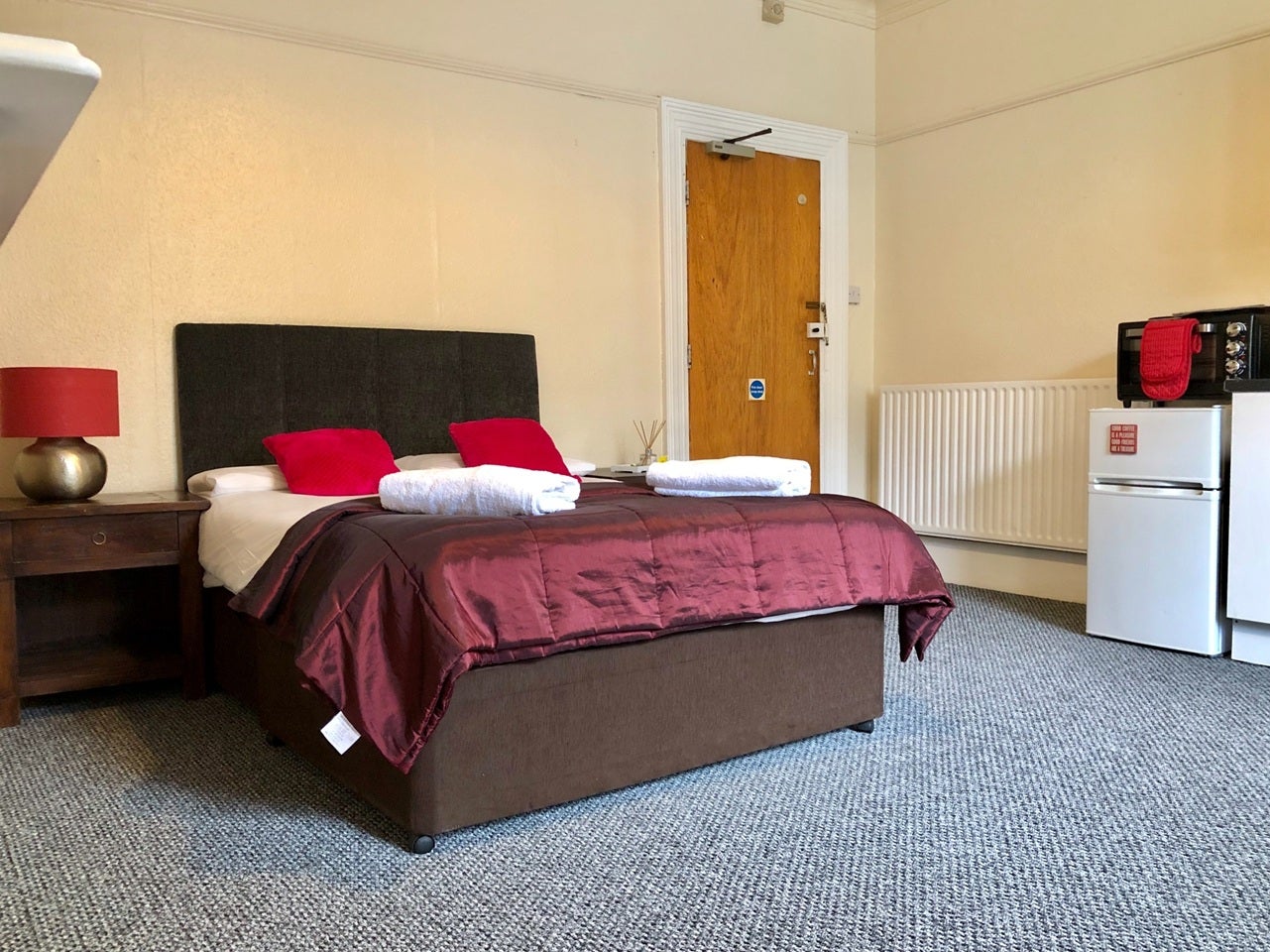 Room West Road in Guildford