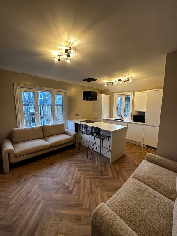 Room Cato Road in Greater London