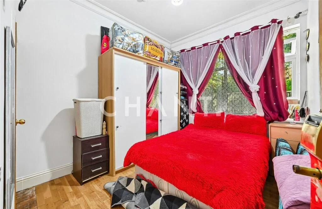 Flat Corfton Road in Greater London