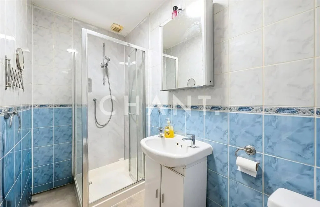 Flat Corfton Road in Greater London