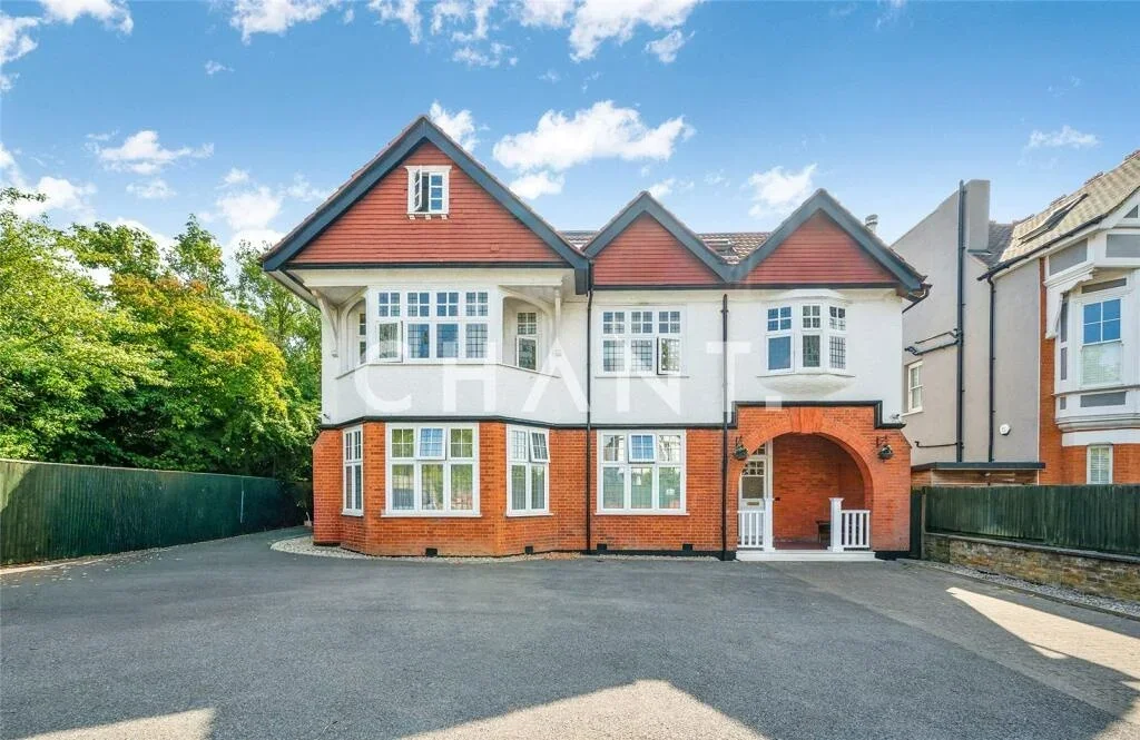 Flat Corfton Road in Greater London
