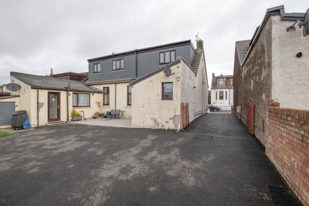 House Zetland Place in Lochgelly