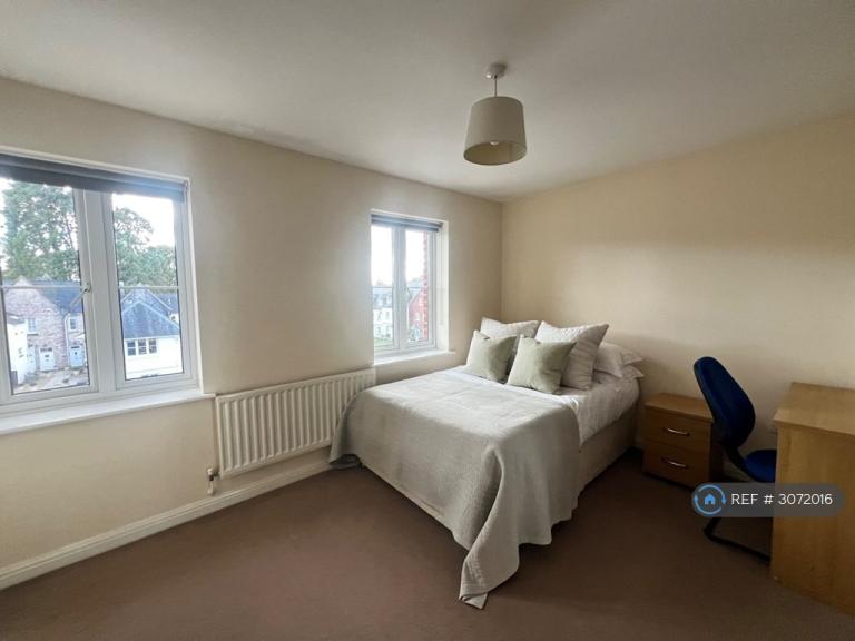 House Fleming Way in Exeter