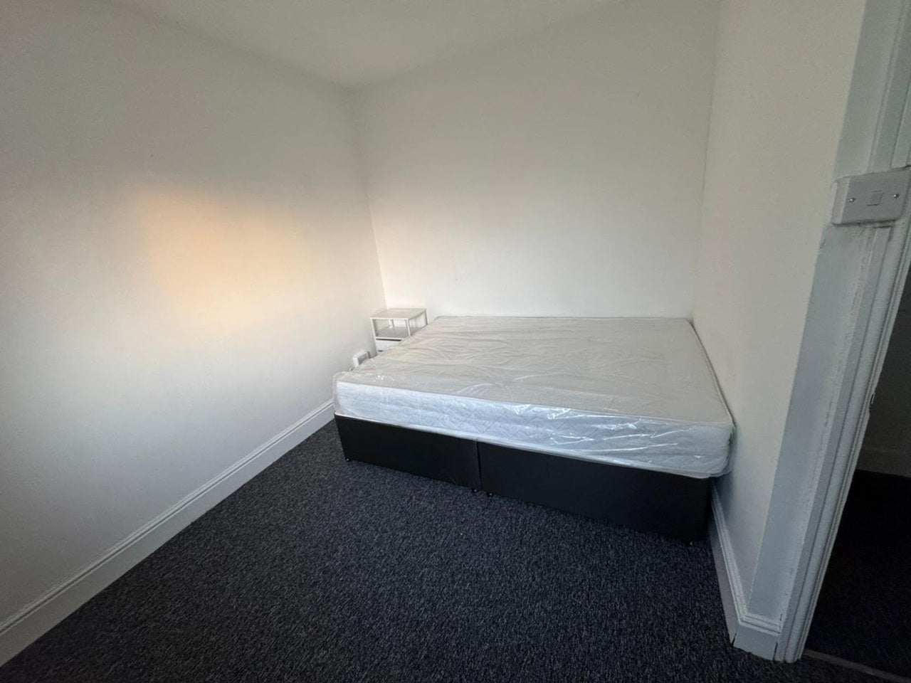 Room Charlton Crescent in Greater London