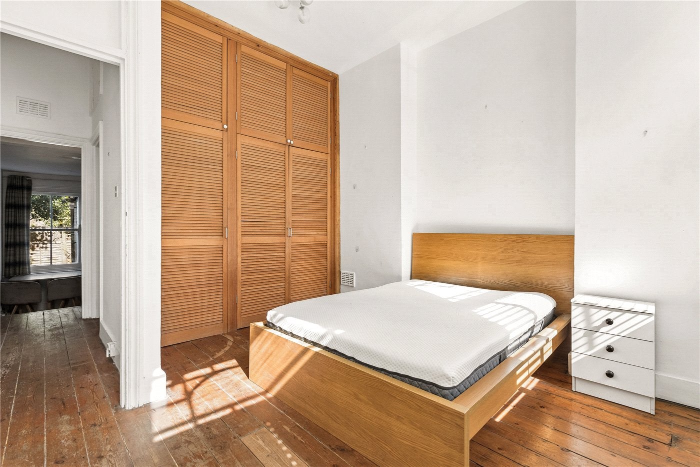 Flat Dafforne Road in Greater London