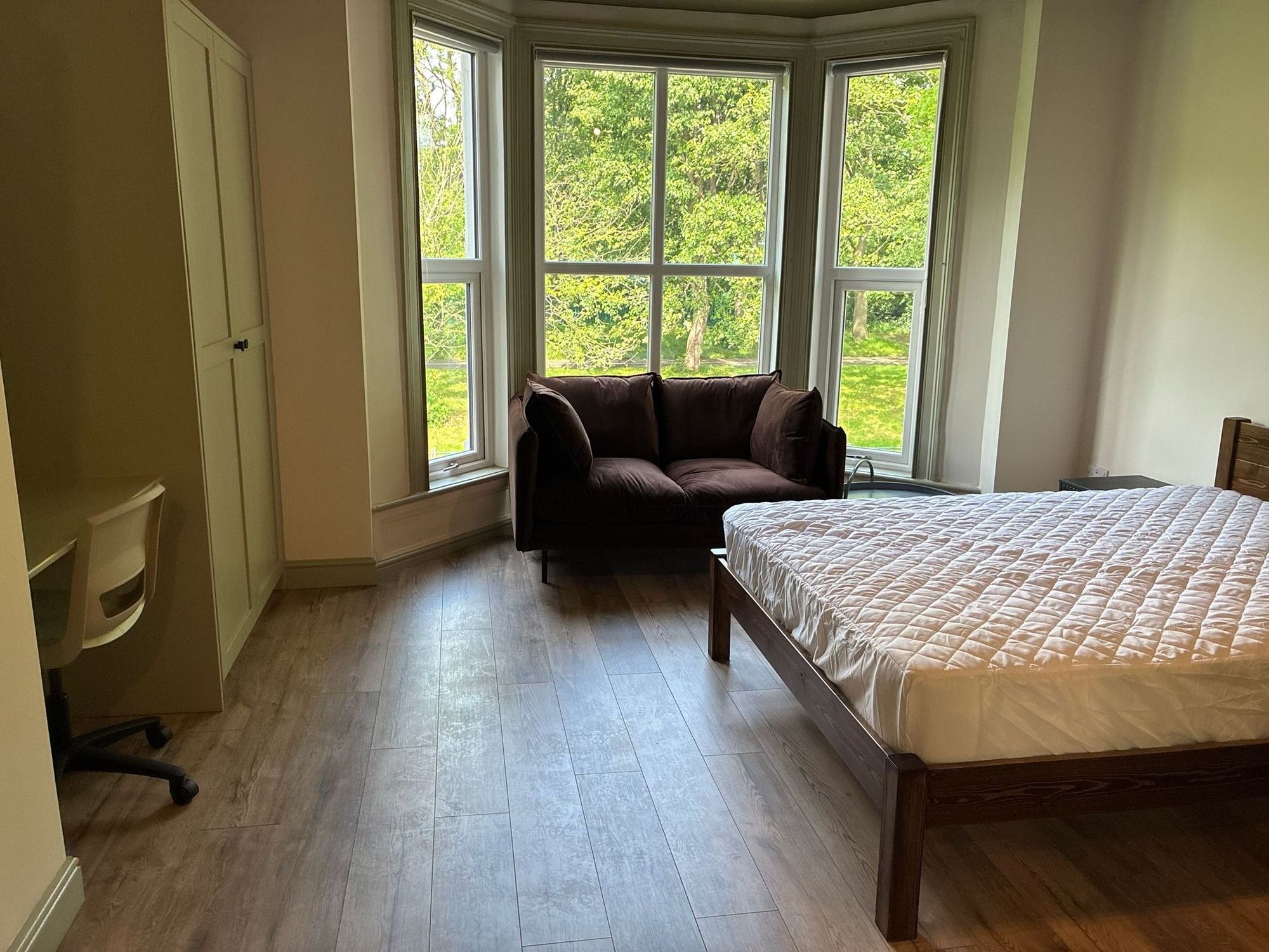 Room Moorland Road in Leeds