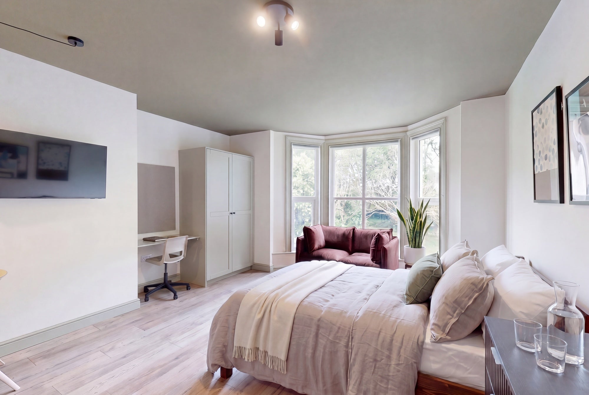 Room Moorland Road in Leeds