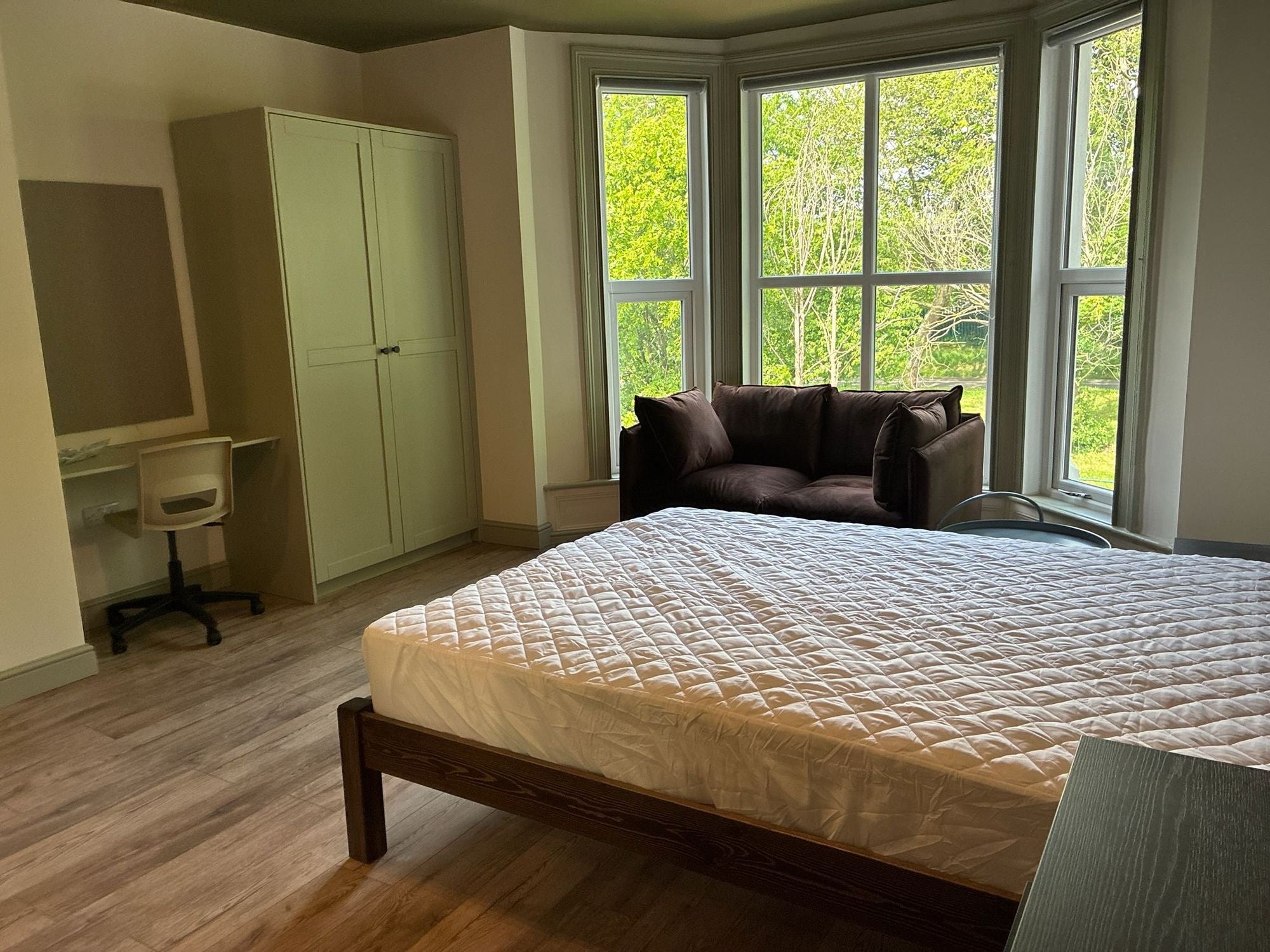 Room Moorland Road in Leeds