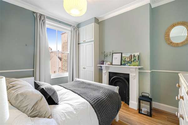 Flat Barmouth Road in Greater London