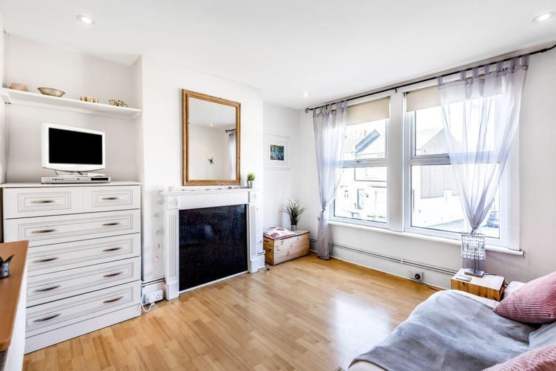 Flat Dupree Road in Greater London