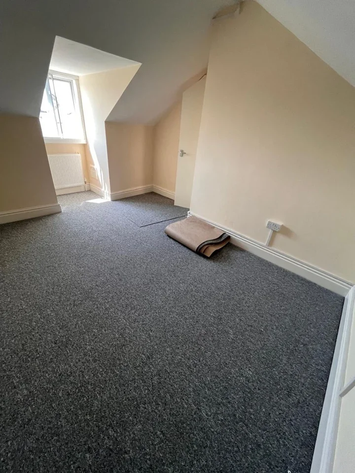 Flat Bath Road in Greater London