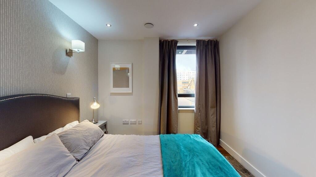 Flat Fairclough Street in Greater London