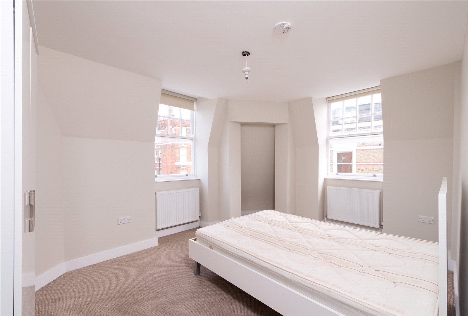 Flat Market Place in Greater London