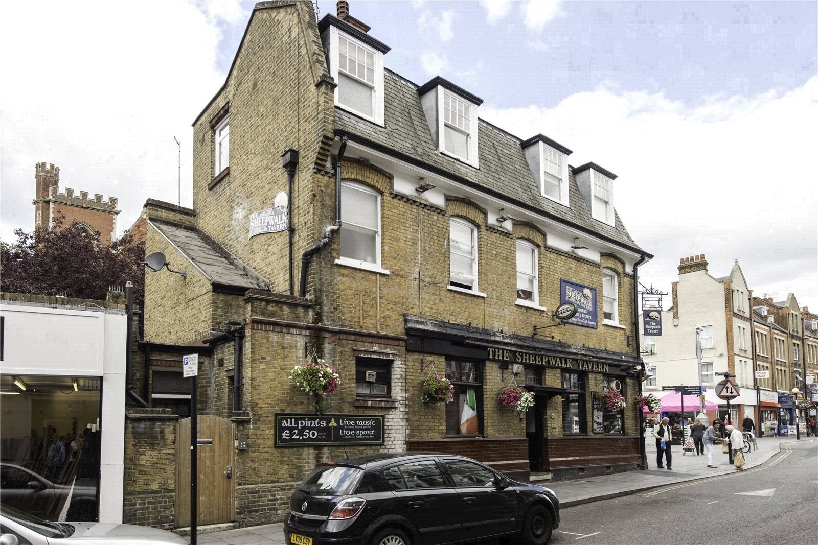 Flat Market Place in Greater London