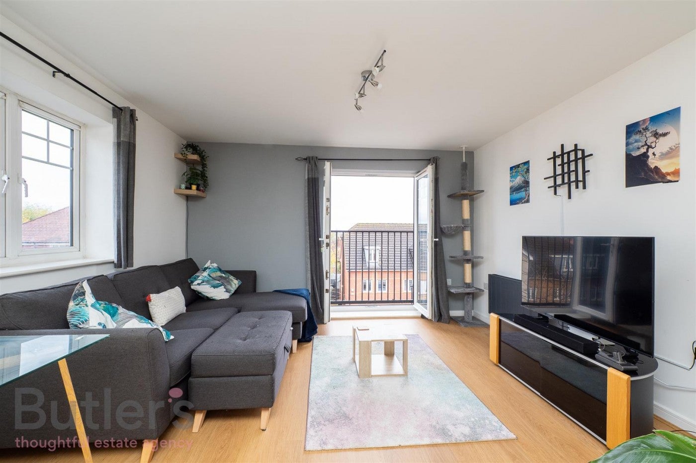 Flat Schoolgate Drive in Greater London