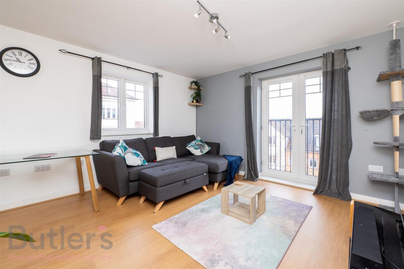 Flat Schoolgate Drive in Greater London