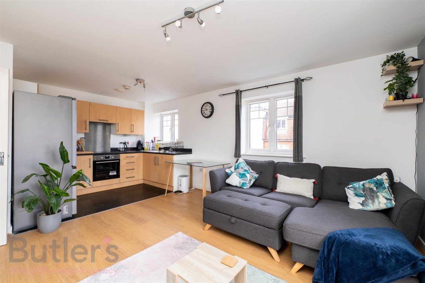 Flat Schoolgate Drive in Greater London