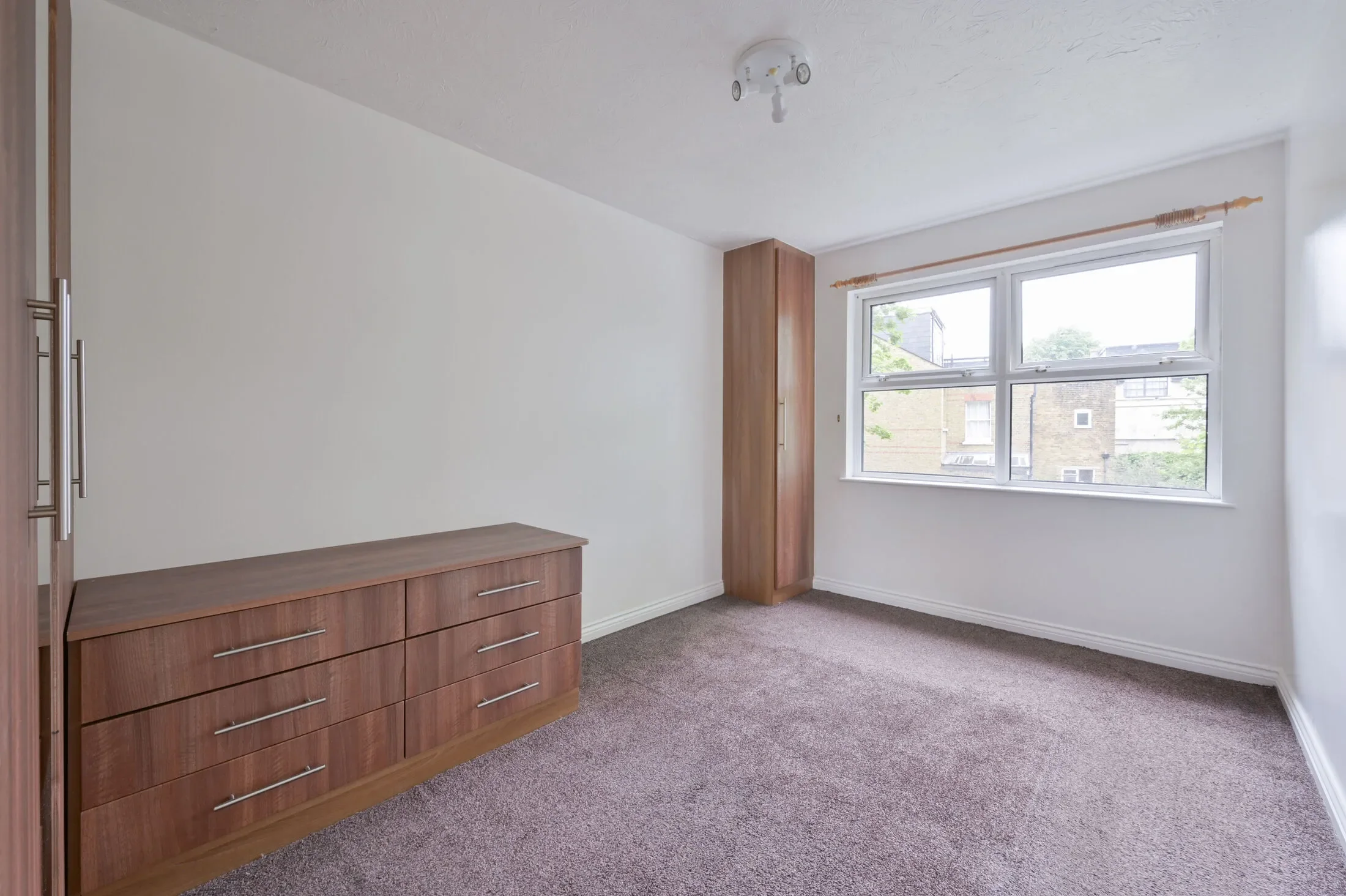 Flat Beaumont Road in Greater London