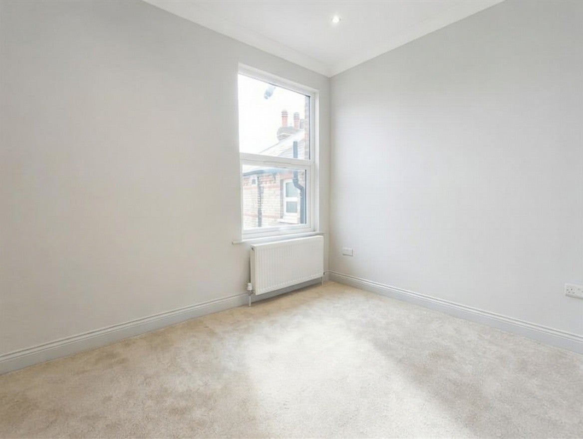 Flat Stanhope Avenue in Greater London