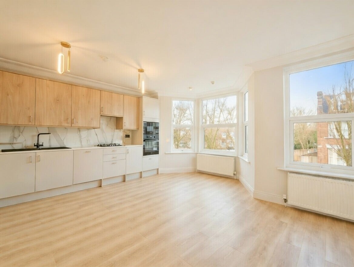 Flat Stanhope Avenue in Greater London