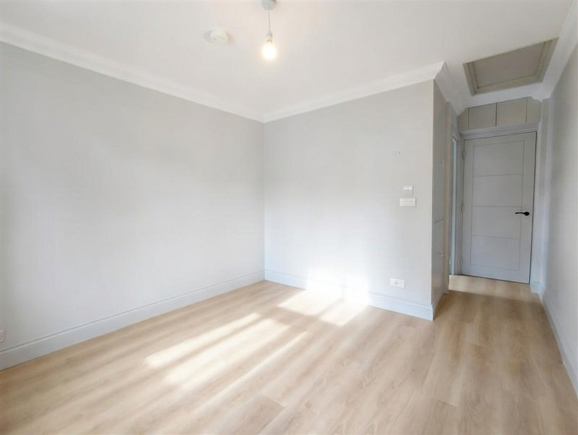 Flat Stanhope Avenue in Greater London