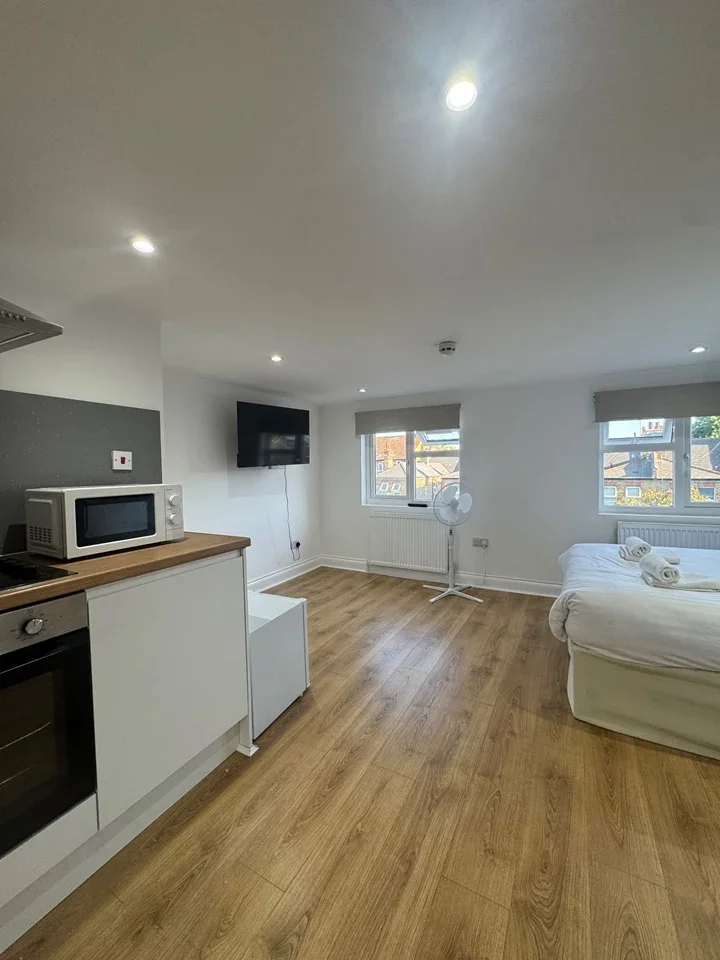 Flat Penrhyn Crescent in Greater London
