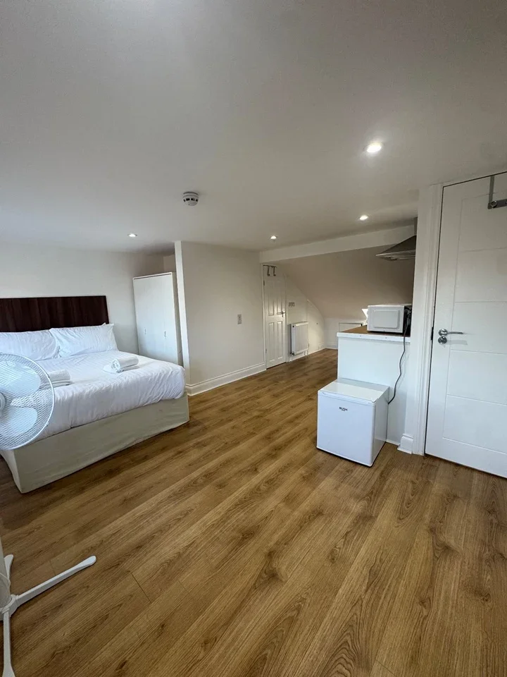 Flat Penrhyn Crescent in Greater London