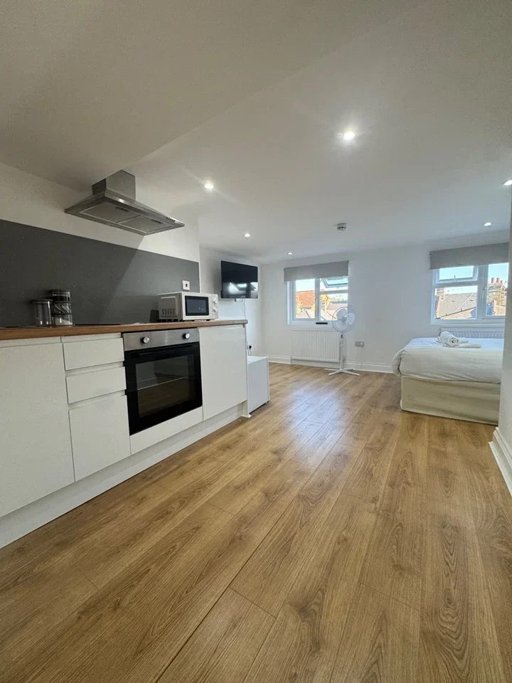 Flat Penrhyn Crescent in Greater London