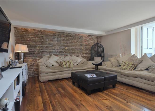 Flat Wapping High Street in Greater London