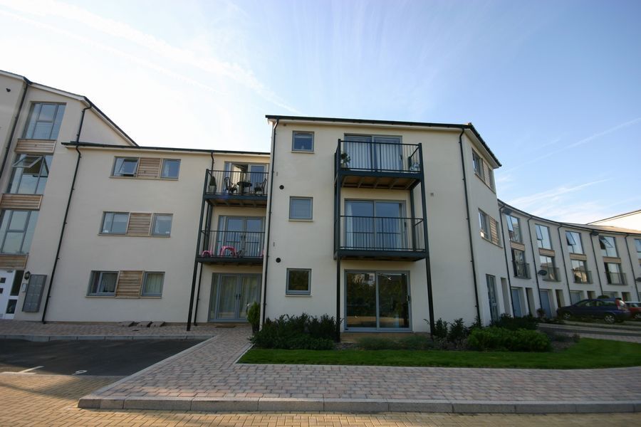 Flat Navigators Court in Bristol